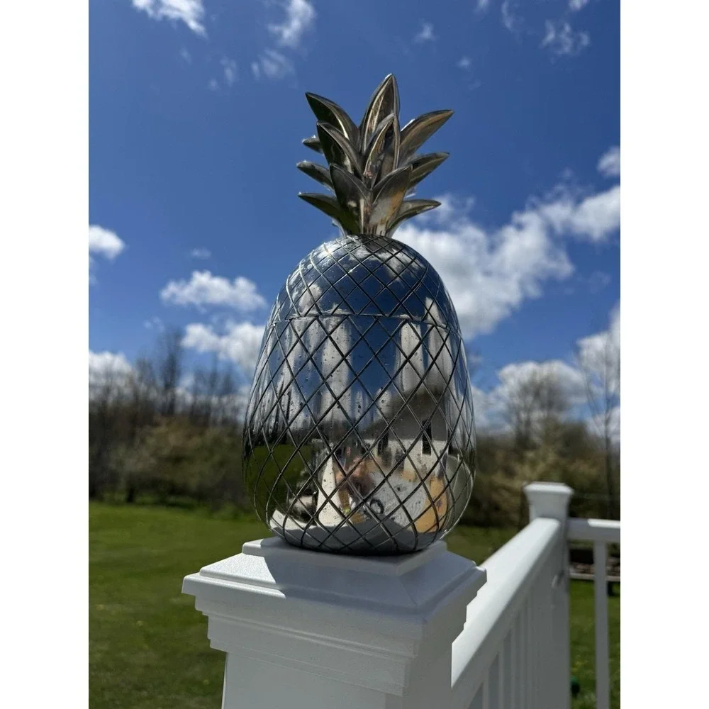 The Unbranded Brand preowned decorative